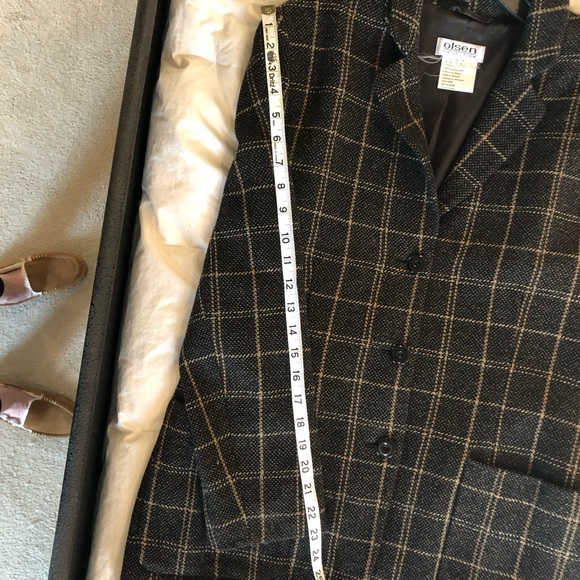 Classic tan and black windowpane wool blend blazer, size 8 but runs large. - Picture 8 of 8